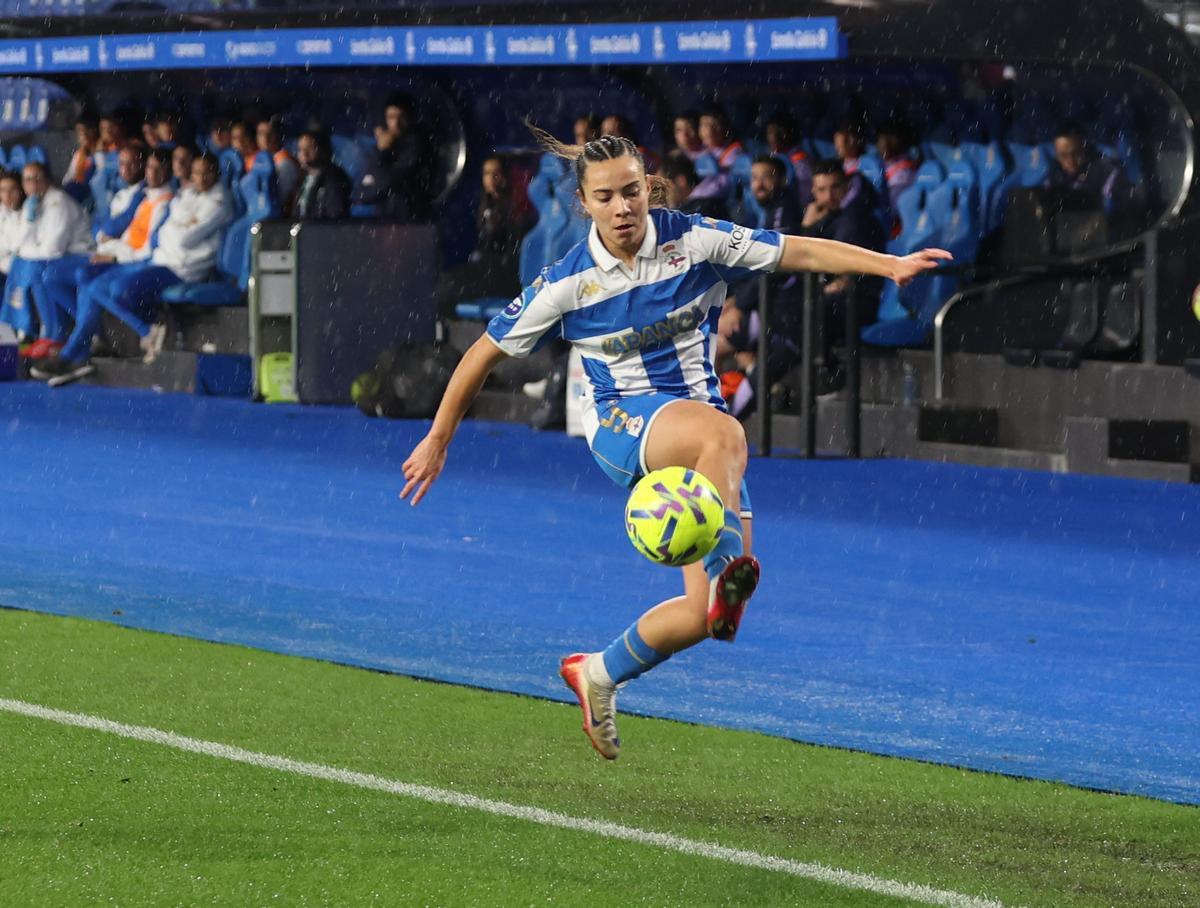 Espe Pizarro controla un esférico en un partido en Riazor.