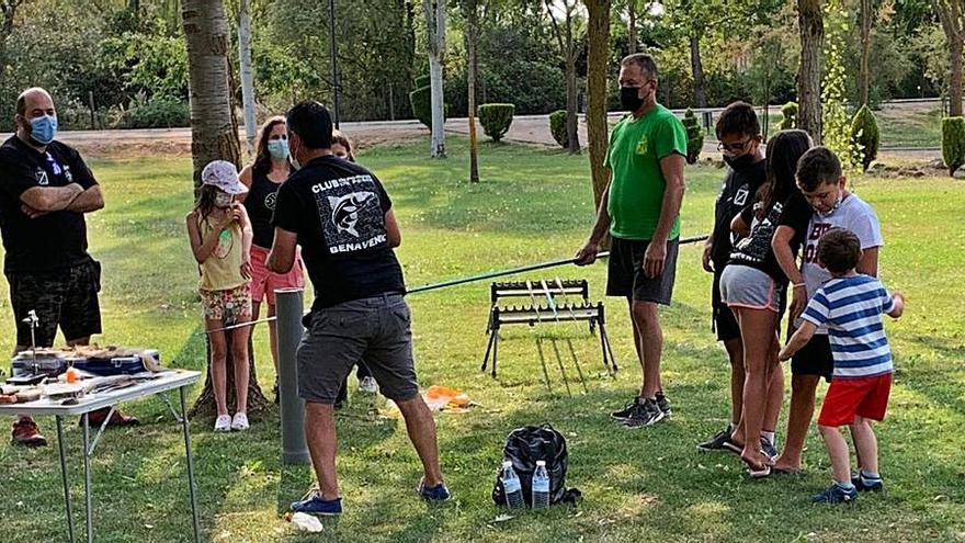 Los niños aprenden de los miembros del club. | Cedida