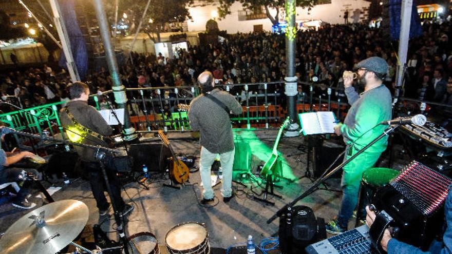 Multitudinaria noche con folclore canario