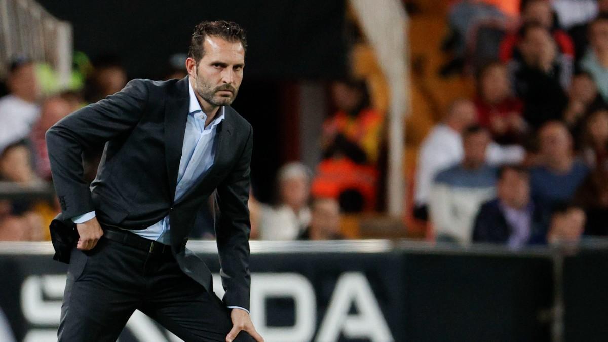 El entrenador del Valencia CF Rubén Baraja durante el partido de la jornada 19 de LaLiga que Valencia CF y Rayo Vallecano