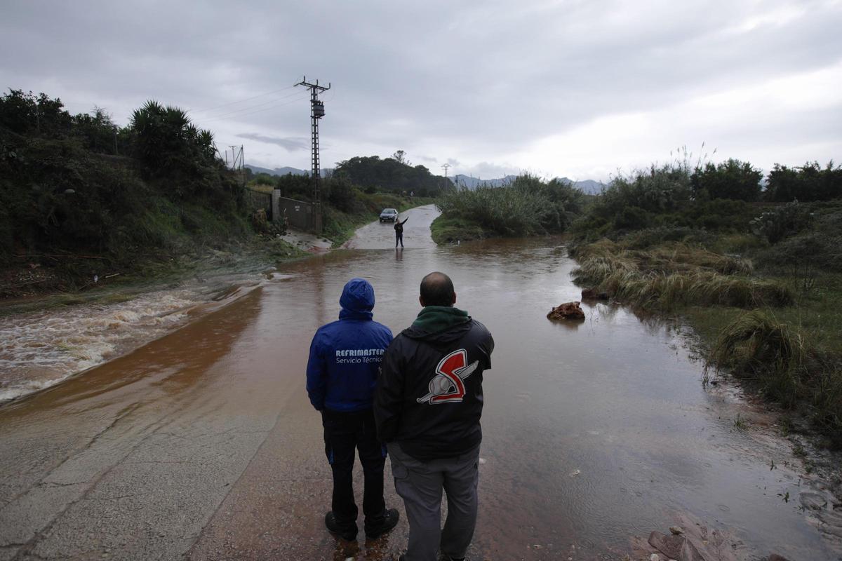 Un camino cortado por la crecida del barranco de Beniopa, en Gandia.