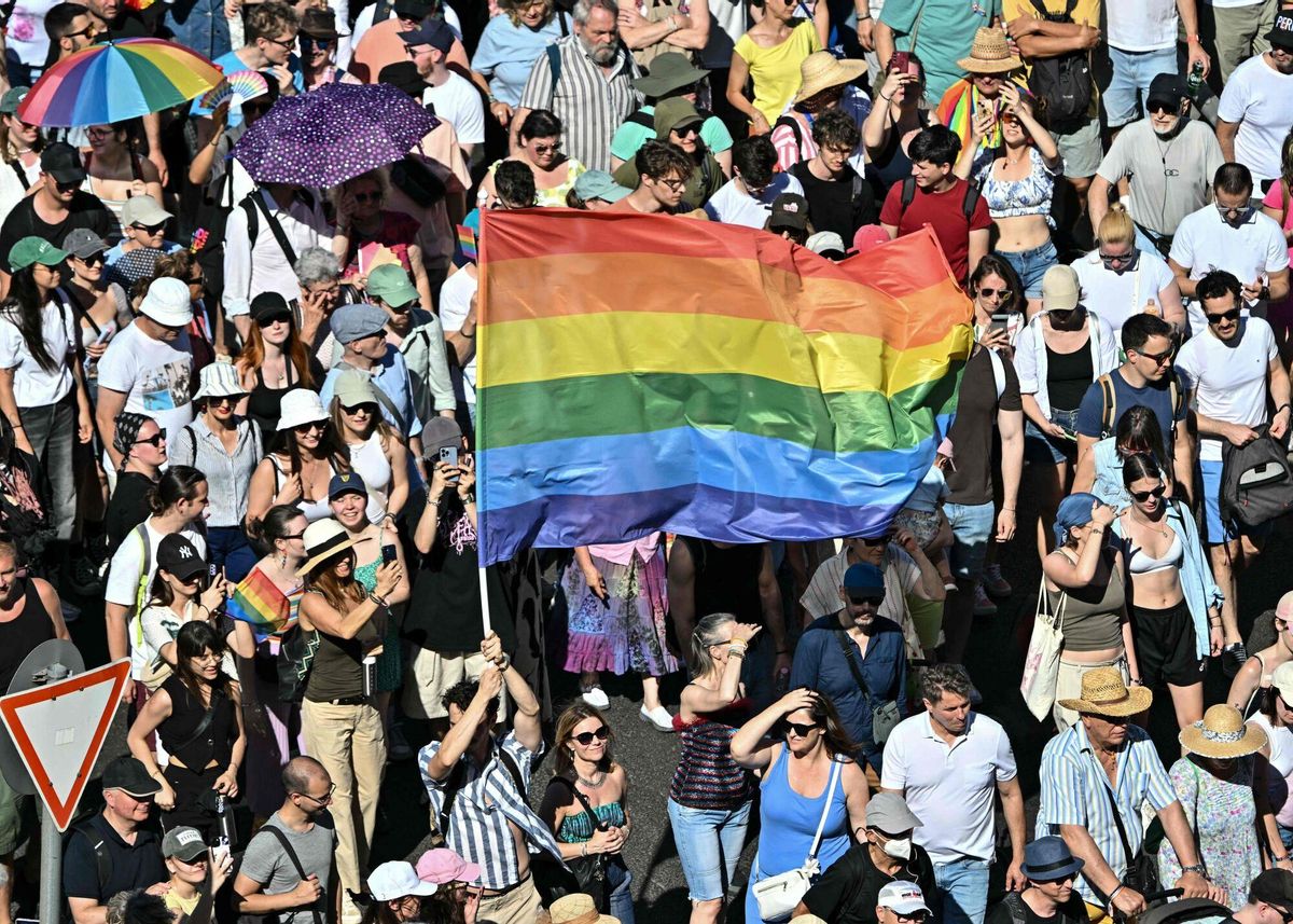 Personas participan en el desfile del Orgullo de Budapest en el centro de Budapest el 28 de junio de 2025.  (Foto de Attila KISBENEDEK / AFP)
