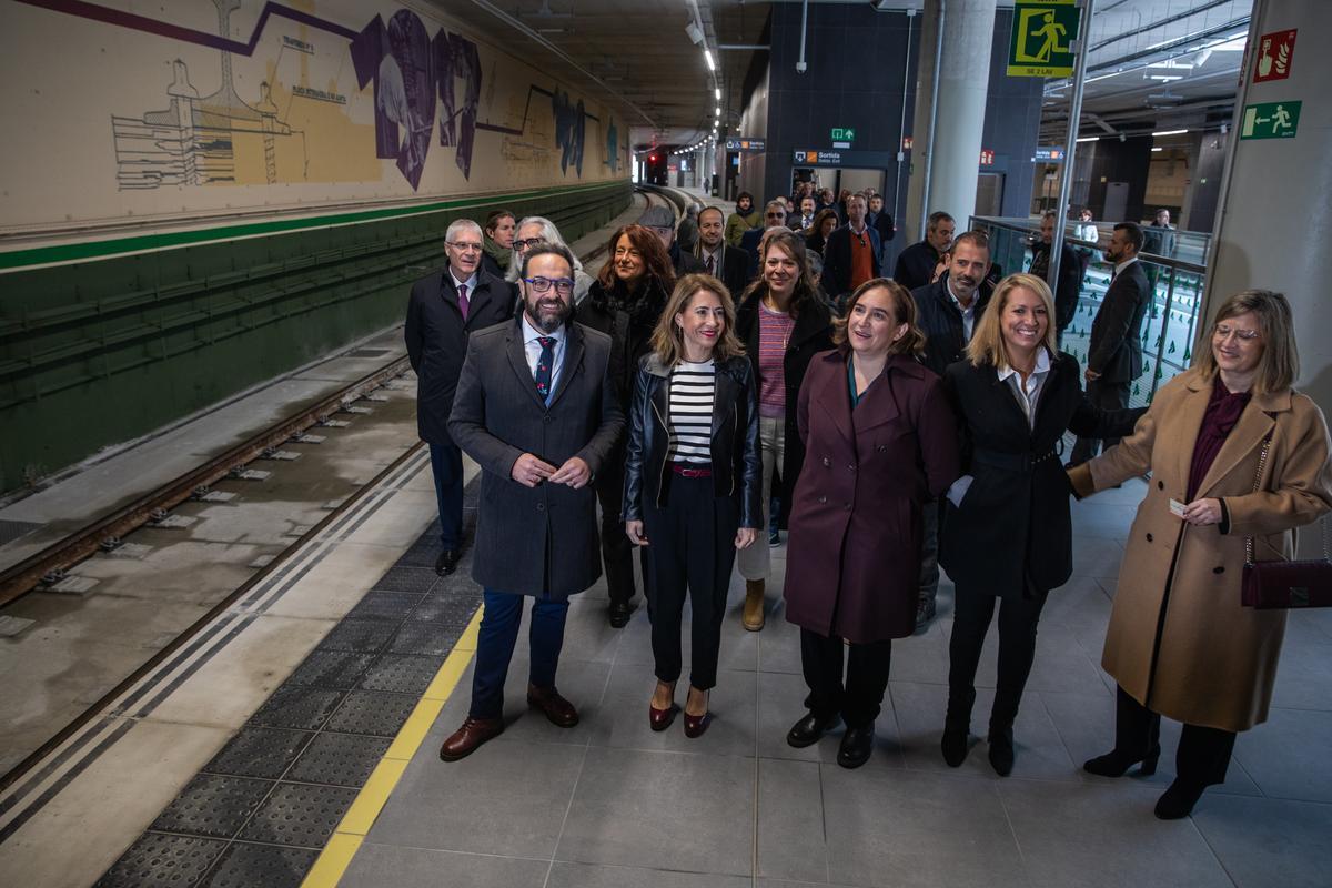 El 'conseller' de Territori, la ministra de Transportes, la alcaldesa de Barcelona y la delegada del Gobierno, este lunes, en Sant Andreu