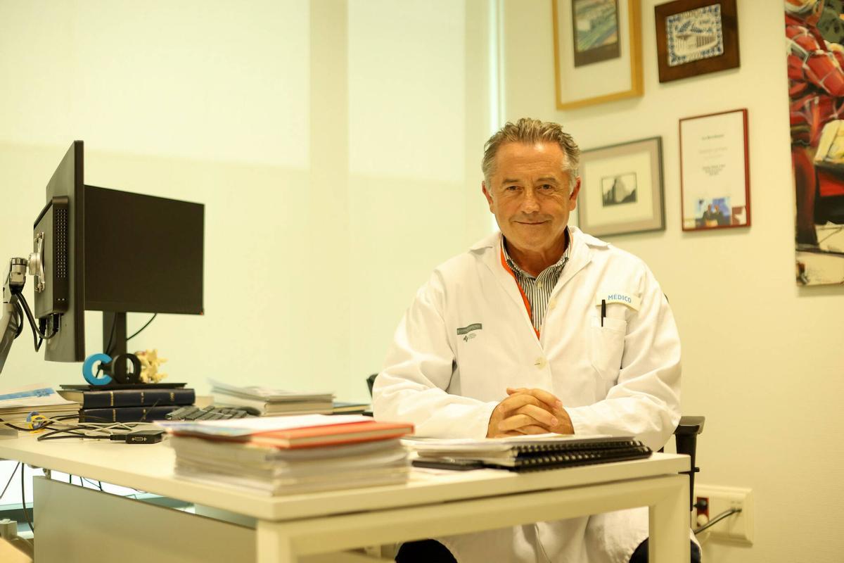 El radiólogo del hospital La Fe de València, Luis Bonmatí, en su despacho.