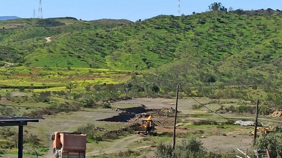 Trasiego de camiones en la parcela denunciada, en la Junta de los Caminos, en una foto de febrero de este año.