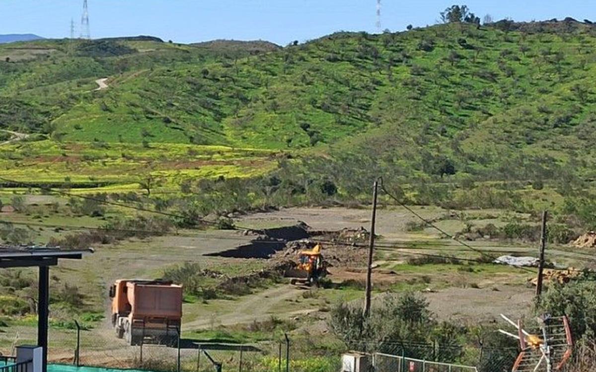 Trasiego de camiones en la parcela denunciada, en la Junta de los Caminos, en una foto de febrero de este año.
