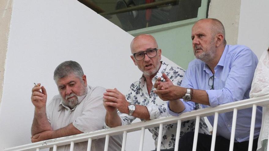 Antoni Pastor en el palco del Hipòdrom de Manacor, entre el conseller Joan Font y el presidente del Consell de Mallorca, Miquel Ensenyat.