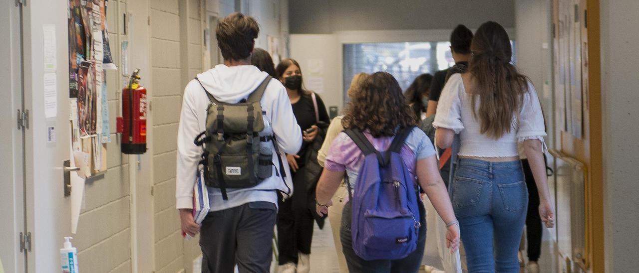 Grupo de estudiantes, dirigiéndose a la selectividad.