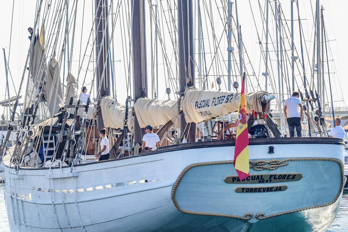 El velero histórico Pascual Flores ya está en la bahía de Torrevieja