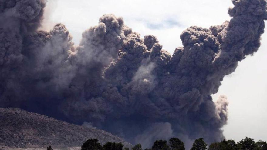 Miles de evacuados en Indonesia por la erupción del volcán Sinabung