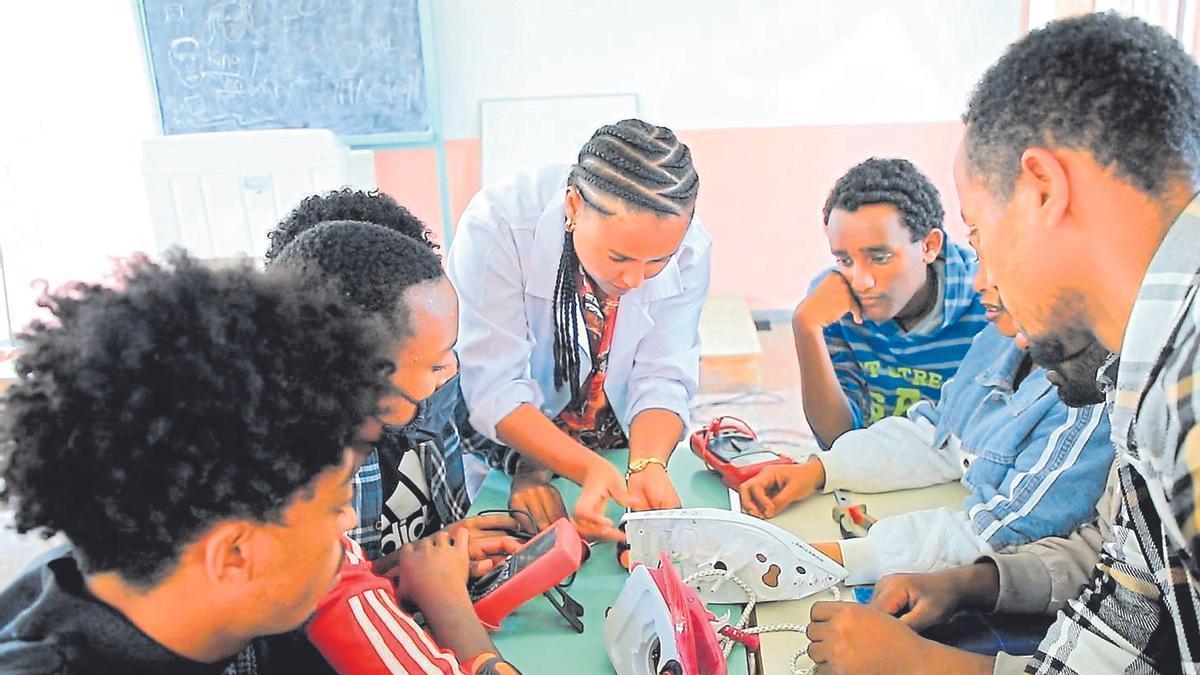 Curso de reparación de aparatos eléctricos en el centro de formación profesional de los salesianos en Melleke, Etiopía