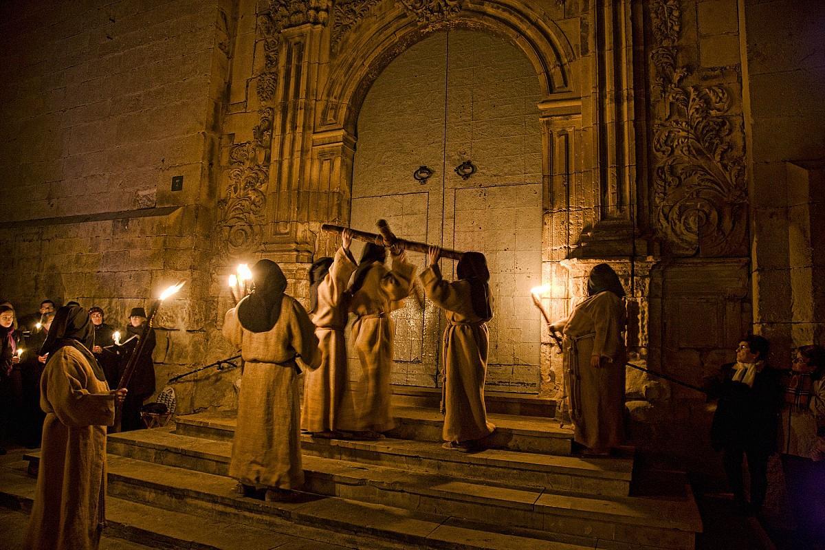 Los nazarenos dan tres golpes con la cruz guía.