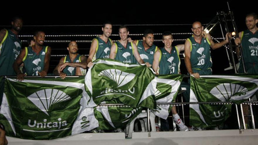 Gist, Calloway, Williams, Vidal, Urtasun, Lima, Fran Vázquez, Jiménez y Zoric, durante la puesta de largo del Unicaja 2012/2013 celebrada en el Puerto de Málaga.