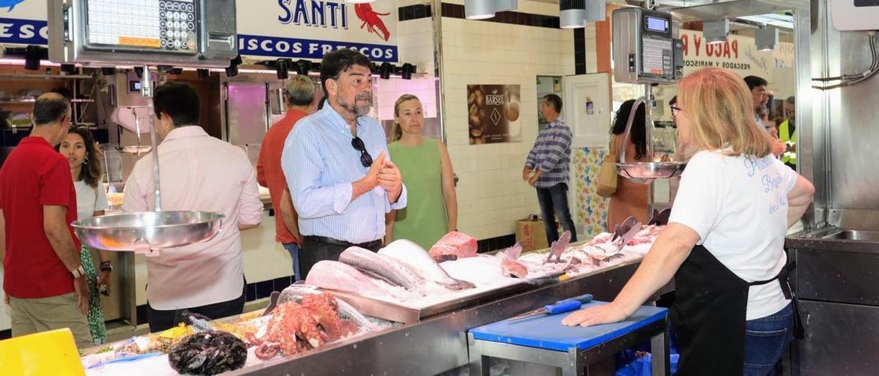 Barcala ha visitado hoy el mercado, donde ha recibido críticas de comerciantes y vecinos por el retraso de las obras