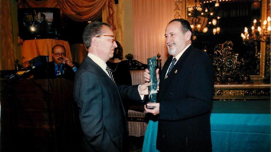 Eduardo Navarro recoge el premio de Sara Navarro