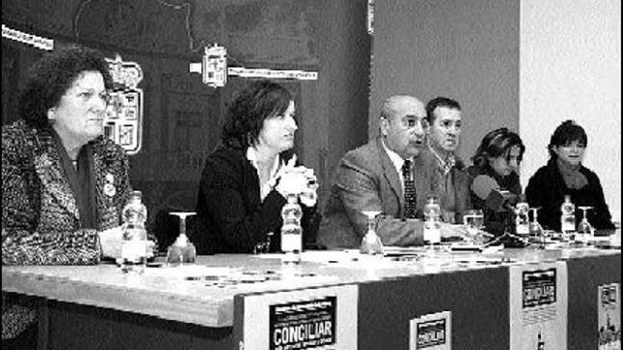 De izquierda a derecha, Maricusa Argüelles, María Fernández, Marcia Barreñada, César Númez, Laura Rodríguez y María Teresa Asenjo, en Pola de Laviana.