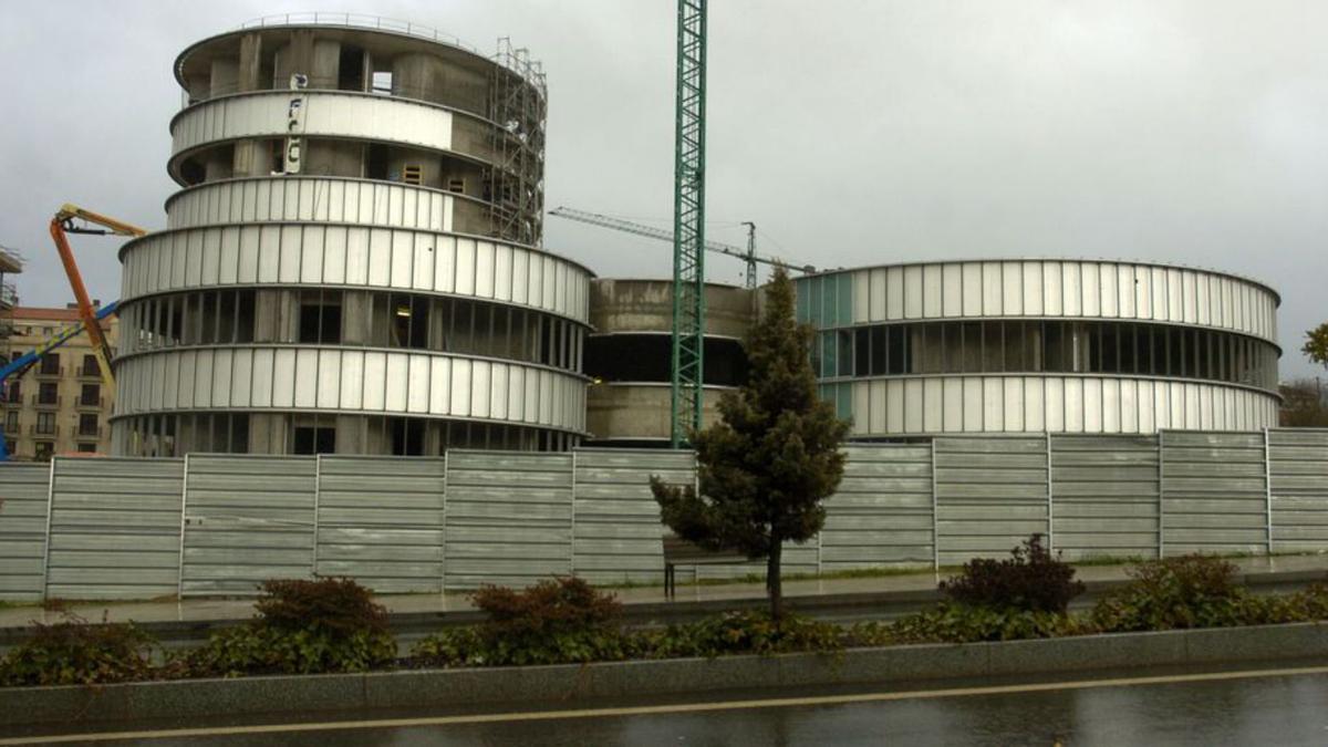 Feijóo, entonces presidente de la Xunta, y Crespo descubren la placa que luce en el acceso al vestíbulo del edificio público. | BERNABÉ