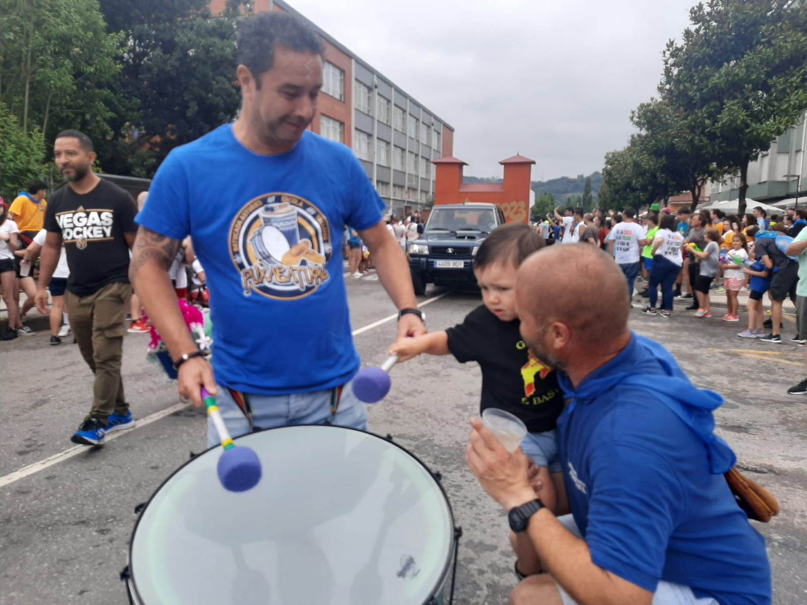 Miles de personas se mojan en Grado: así ha sido el desfile del agua por el centro de la villa moscona