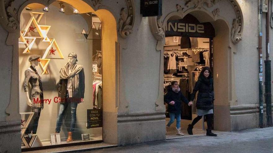 Dos personas salen de una tienda, ayer en Santa Clara.