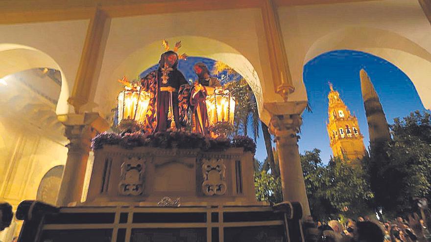 El paso de Jesús de la Salud antes de abandonar la Catedral.