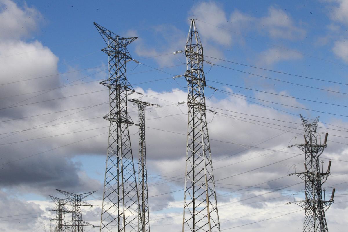 Varias torres de líneas eléctricas de alta tensión.