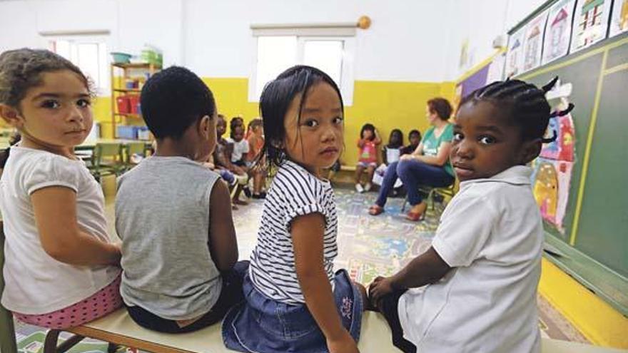 Kulleraugen unterschiedlichster Herkunft: Schüler in einem Klassenzimmer von Palma.