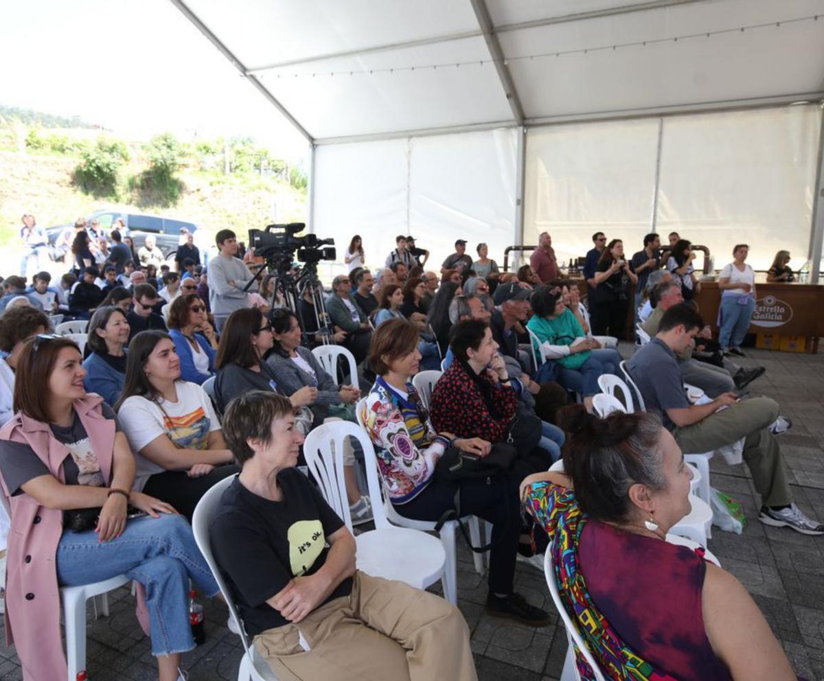 María Vázquez muestra su estrella en Cans, ante la mirada de Yolanda Díaz y Ernest Urtasun.   | // FDV