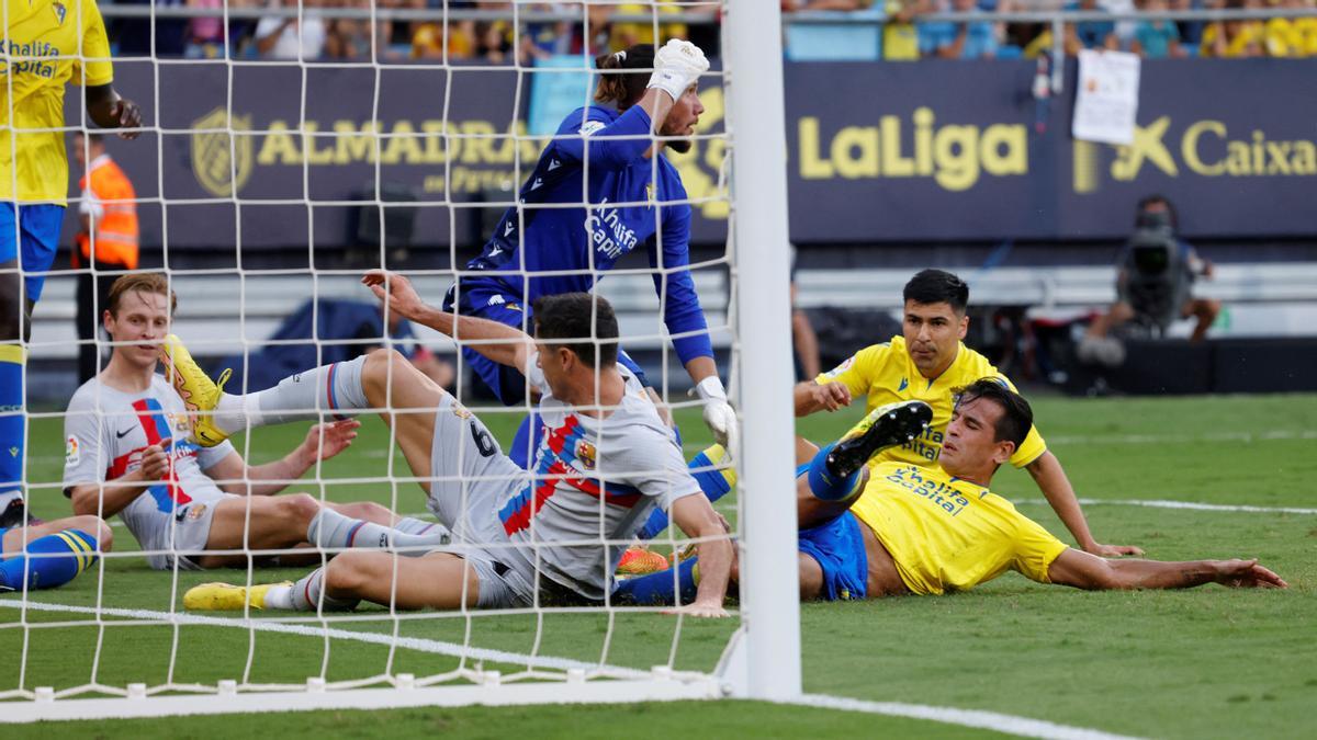 Lewandowski supera el choque con los defensas y remacha el segundo tanto.