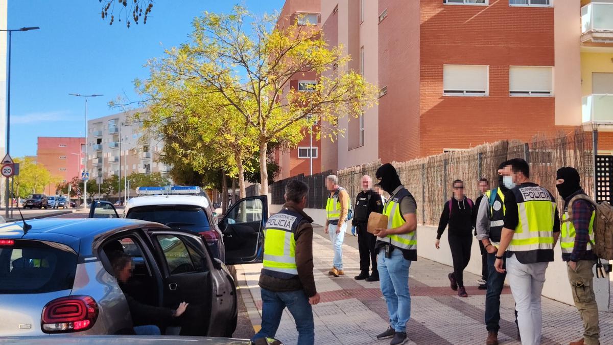 Agentes de la Policía Nacional durante la operación antidroga en Cerro Gordo.