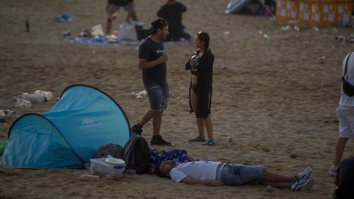 Desalojo y  limpieza de la playa de Nova Icaria tras la verbena de Sant Joan