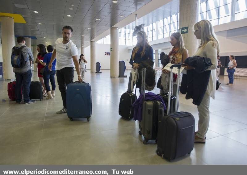 GALERÍA DE FOTOS -- Primer vuelo comercial en el aeropuerto de Castellón