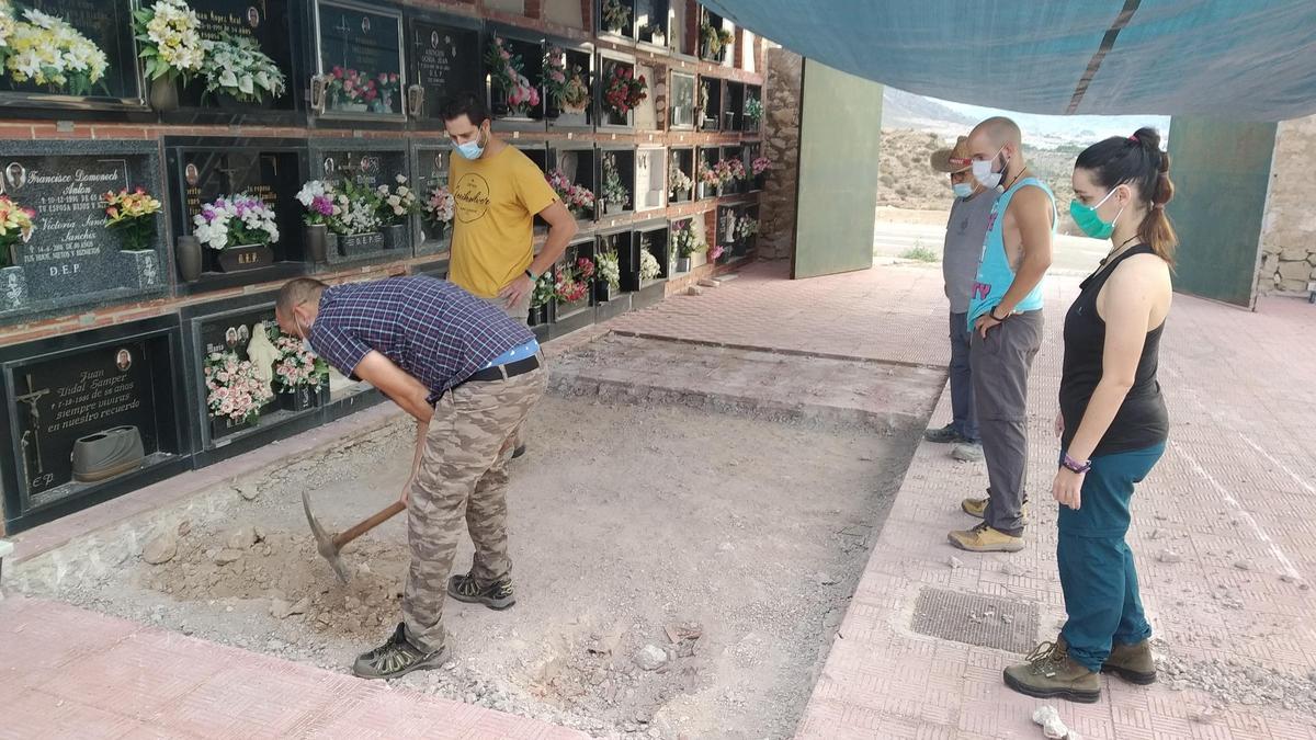 Trabajos en el cementerio de Monóvar