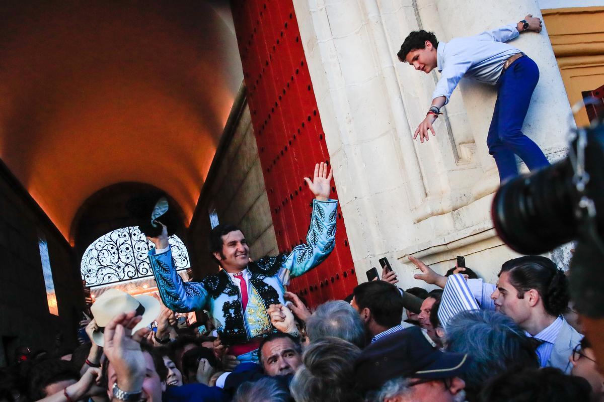 Morante de la Puebla sale por la Puerta del Príncipe de Sevilla tras su histórica faena en la Feria de Abril