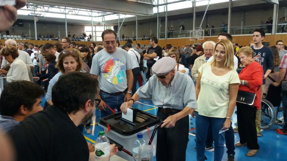 Votants al pavelló de Santa Eugènia