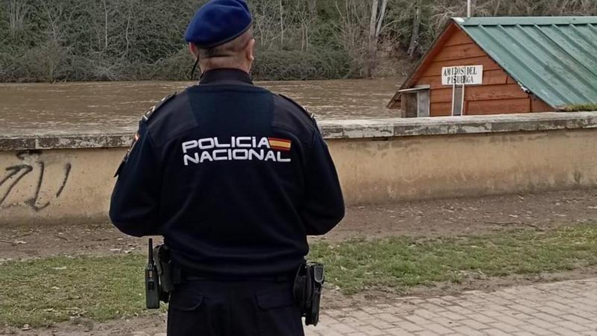Un policía nacional, este jueves, en el entorno del río Pisuerga de Valladolid.