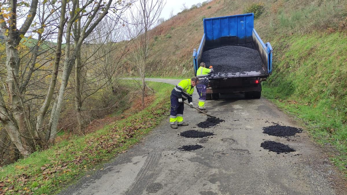 Operarios municipales trabajan en la carretera de Antrago a Porley.