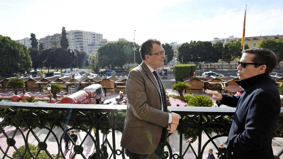 El alcalde de Murcia, José Ballesta, conversa con el líder de Maldita Nerea, Jorge Ruiz.