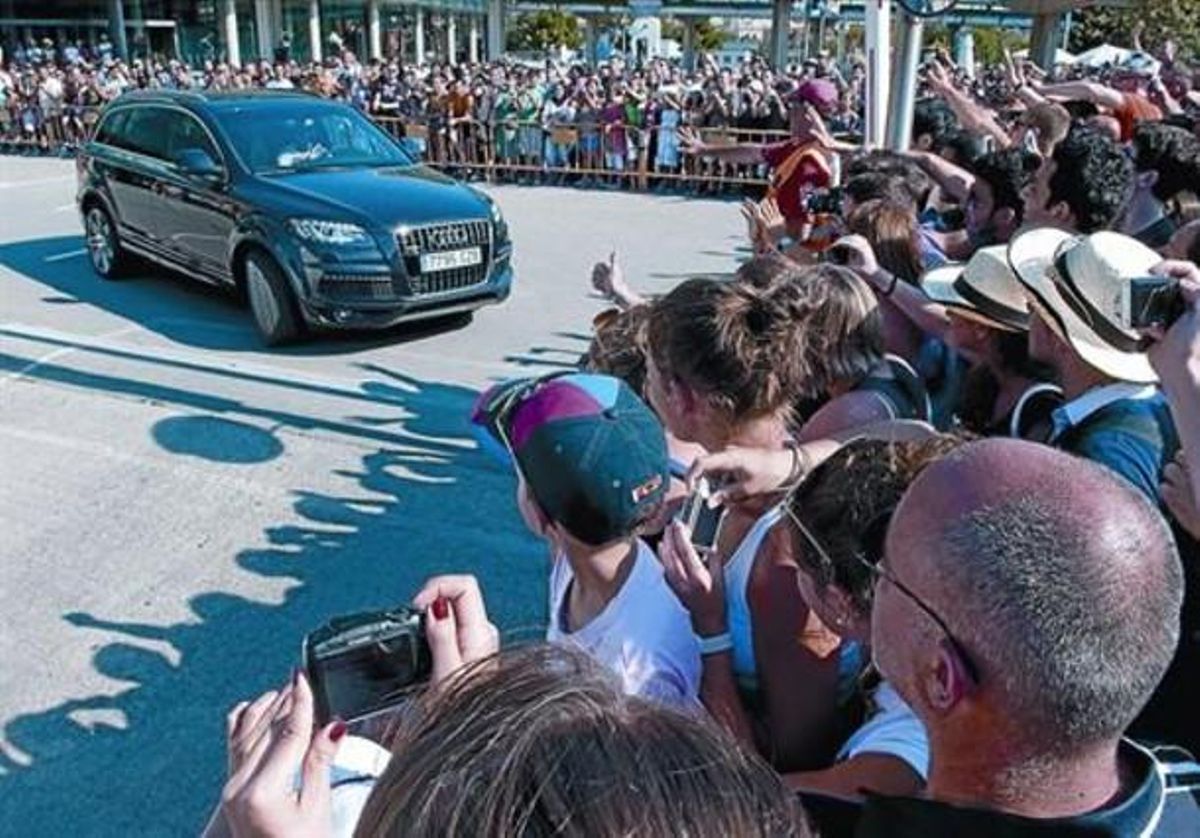 Cesc Fàbregas arriba al Camp Nou per a l’entrenament d’ahir a la tarda enmig d’una gran expectació.