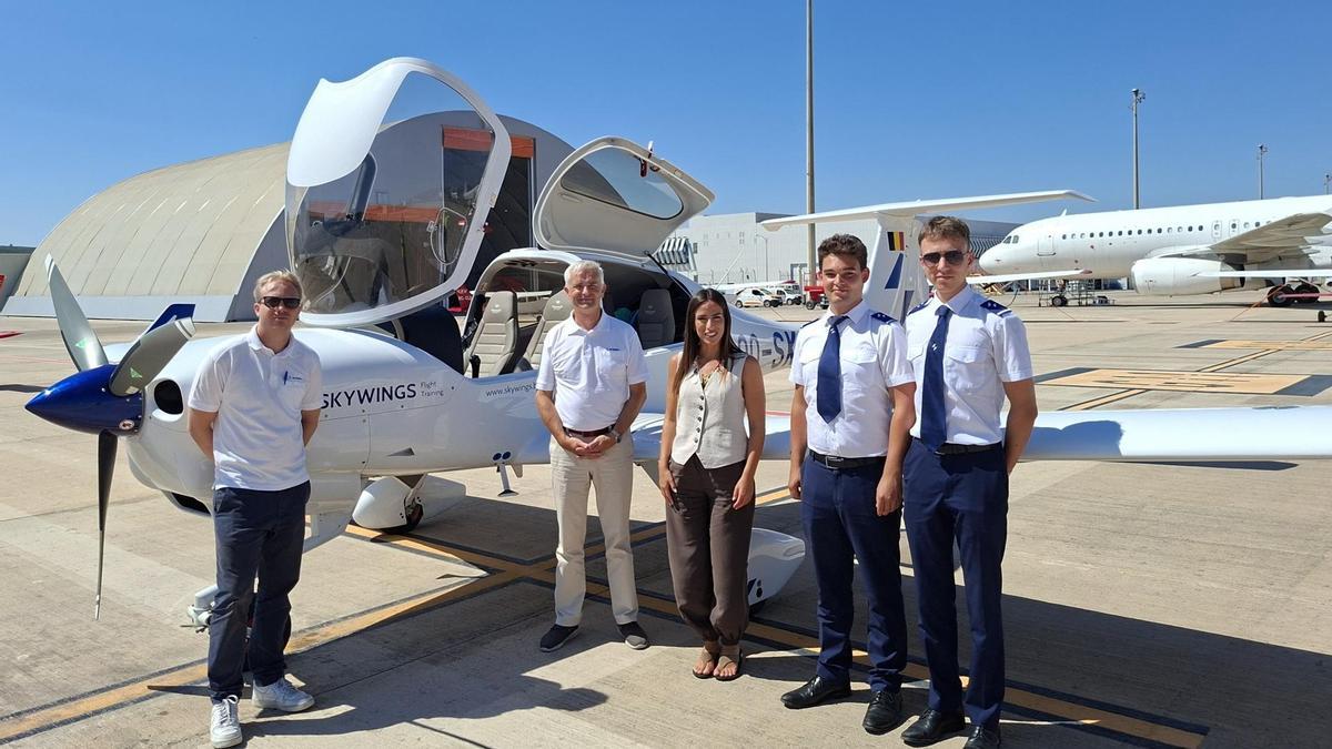 La directora, Raquel París, con responsables de Skywings Flight Training