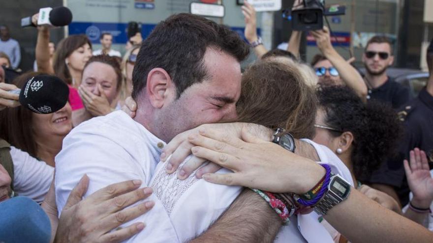 El acusado de Almonte, abrazado a su madre.