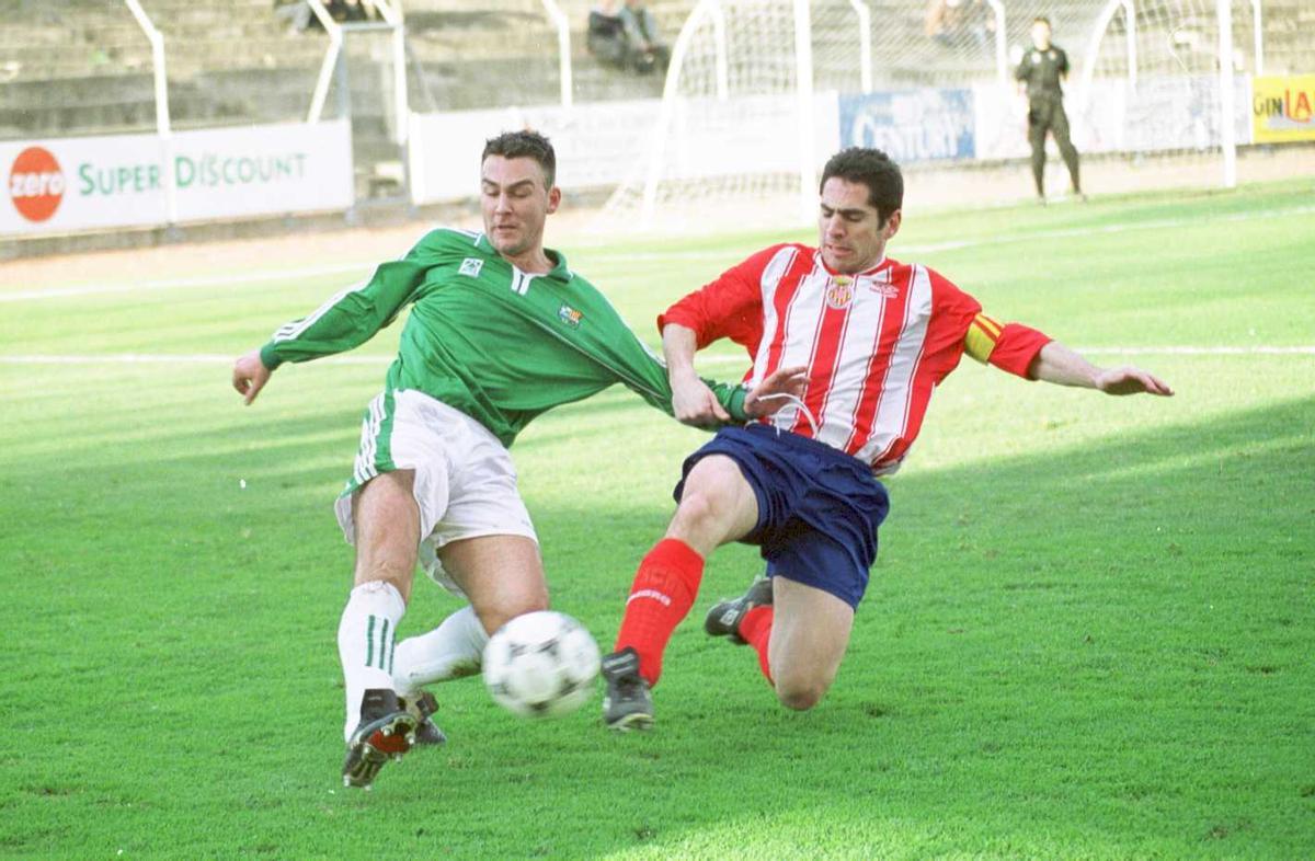 Pujol lluita amb Vendrell en un Girona-Vilobí del 2001 a Tercera Divisió