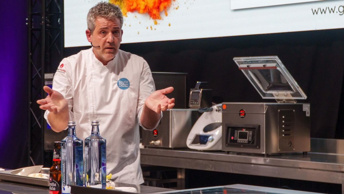 Miguel González, durante su intervención en el Galicia Fórum Gastronómico, donde ha explicado la cocina termal.