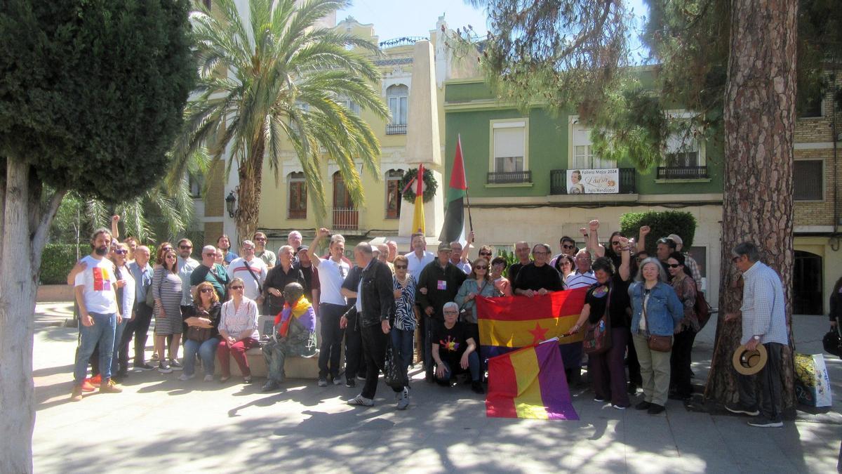 Acto republicano en la plaza del Ayuntamiento de Burjassot por el 14 de Abril.