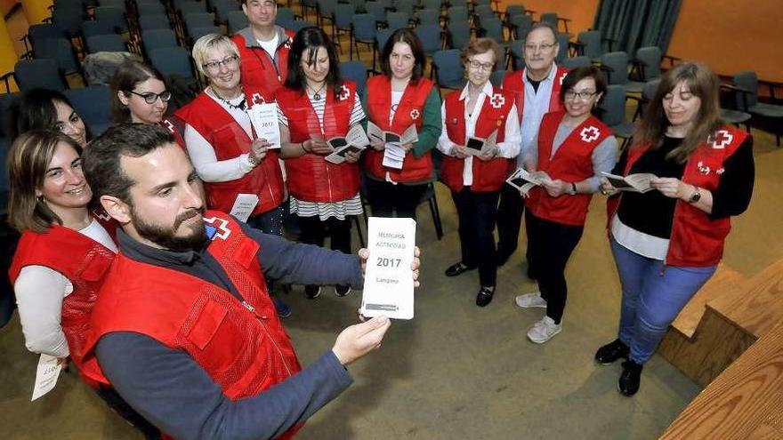 El equipo de la asamblea local de Cruz Roja y voluntarios, en la presentación de las actividades de 2017.