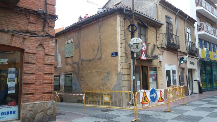 La calle Lagares, cortada, para facilitar el derribo del número 2, esta mañana.