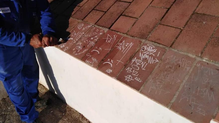 La policía local reforzará la vigilancia en Puerta Pilar de Badajoz tras aparecer nuevas pintadas en el monumento