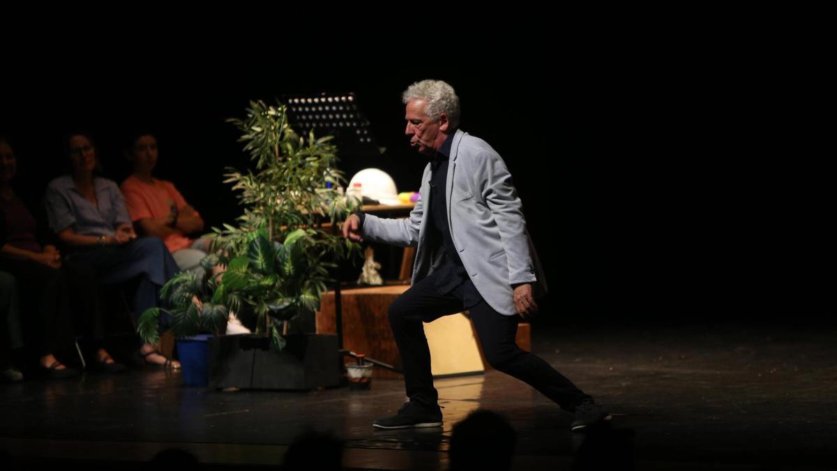 Txubio Fernández de Jauregui durante a representación de «El peor espectáculo del mundo... de momento» no Auditorio de Cangas.