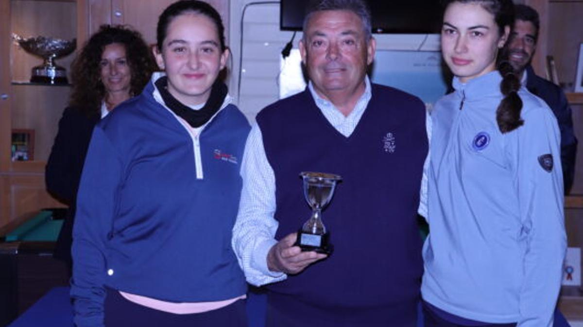 Las ganadoras con sus trofeos y uno de los organizadores