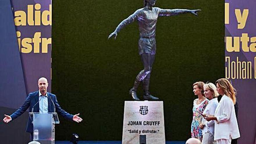 Camp Nou El Barça presenta l&#039;estàtua de Cruyff