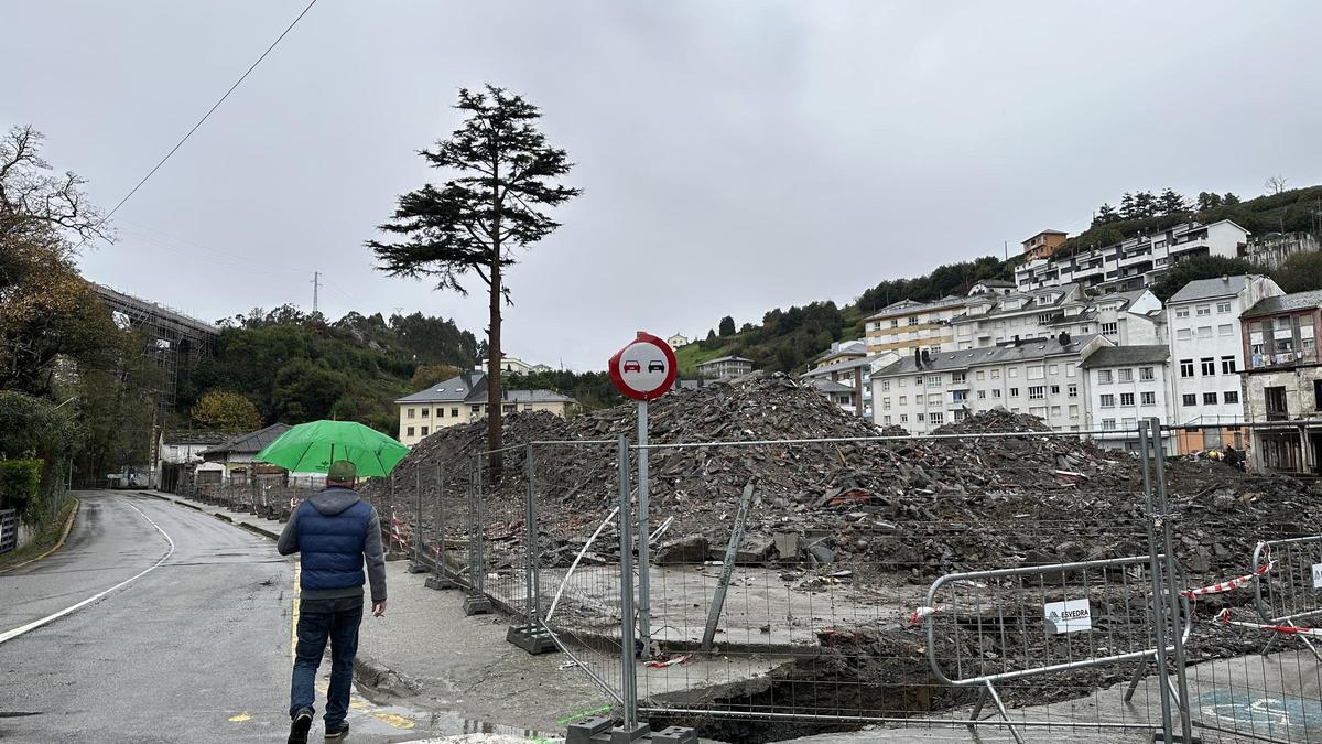 Zona donde se abrirá el aparcamiento de pago, con los edificios ya derruidos.